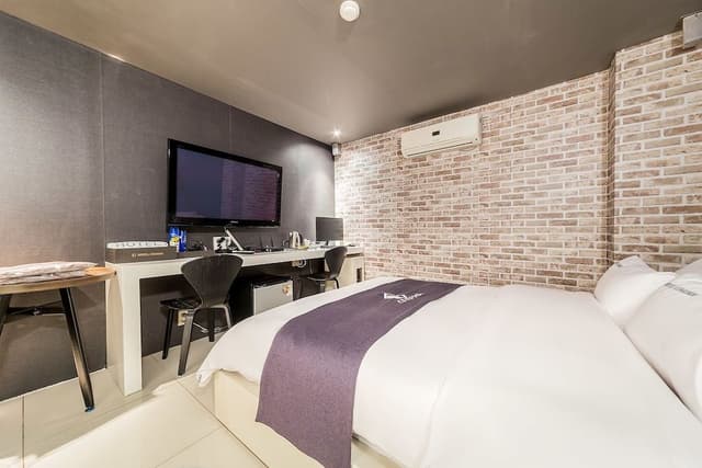 Standard Room (Check-in 6pm on FRI, 9pm on Weekend & Korean Public Holidays)
