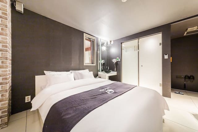 Standard Room (Check-in 6pm on FRI, 9pm on Weekend & Korean Public Holidays)