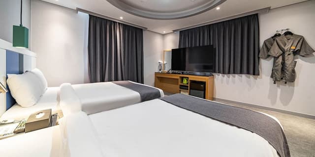 Family Twin Room (Free simple Breakfast)