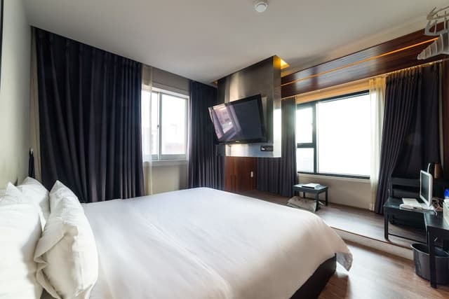 VIP Room (Bridge View)