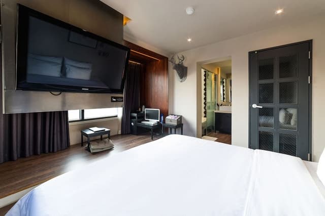 VIP Room (Bridge View)