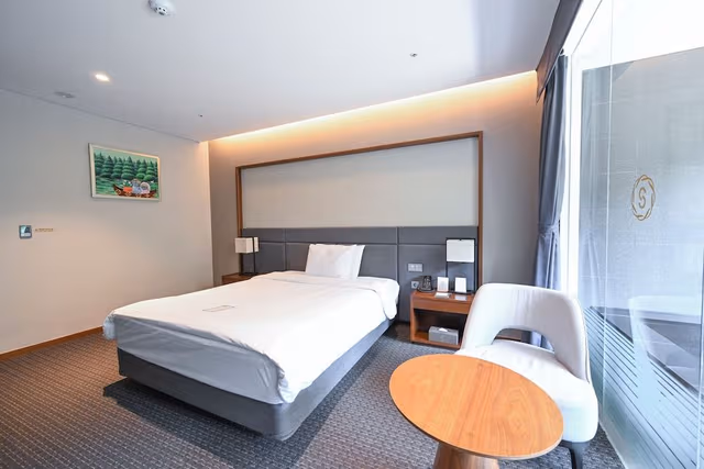 Junior Pool Suite Double Room (Mountain View)