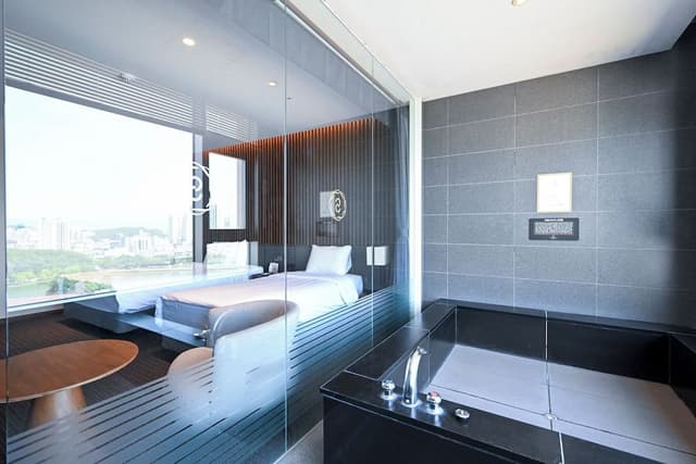 Junior Pool Suite Twin Room (City View)