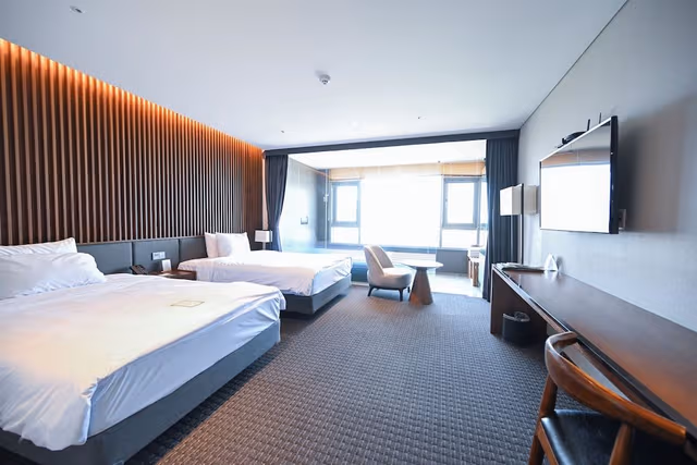 Junior Pool Suite Twin Room (City View)