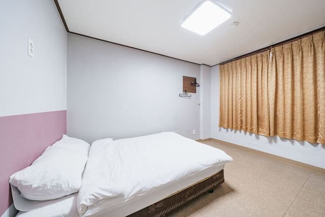 [Walk in] Event Room (Room assigned on-site) (Check-in unavailable after midnight)