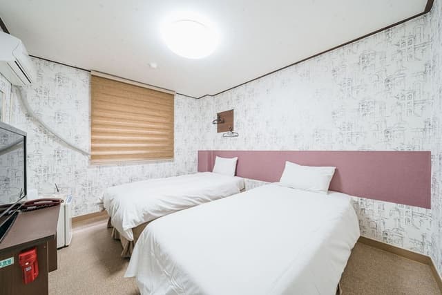[Walk in] Event Room (Room assigned on-site) (Check-in unavailable after midnight)