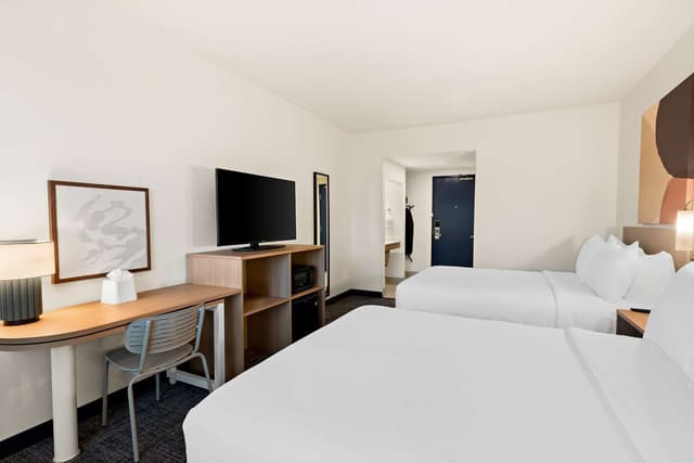 2 QUEEN BEDS