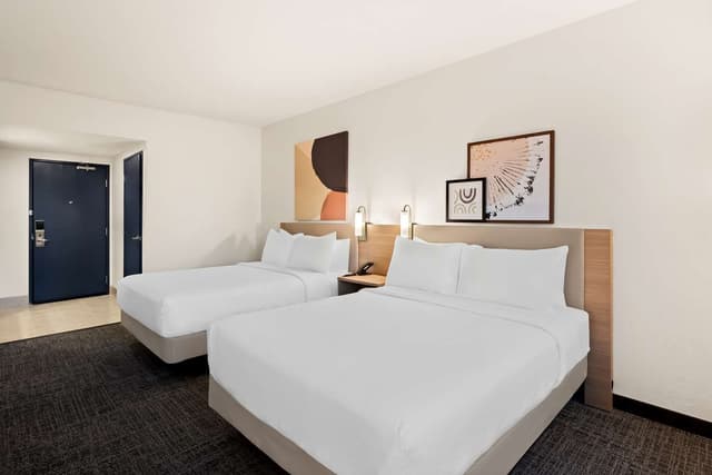 2 QUEEN BEDS