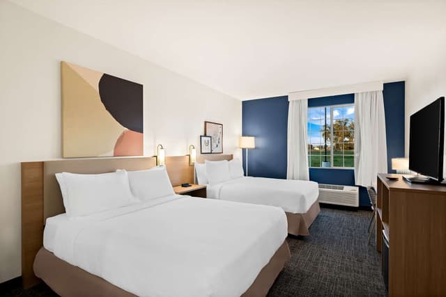 2 QUEEN BEDS