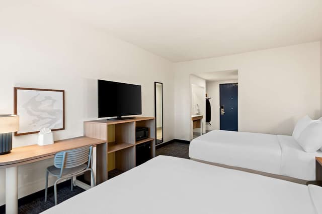 2 QUEEN BEDS