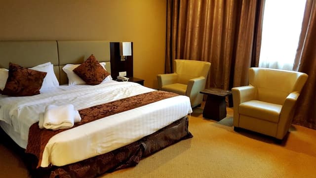 Executive Room, 1 King Bed, Non Smoking, City View