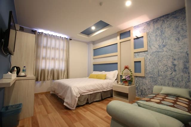Boss Suite - 1 Queen Bed & 1 Sofa