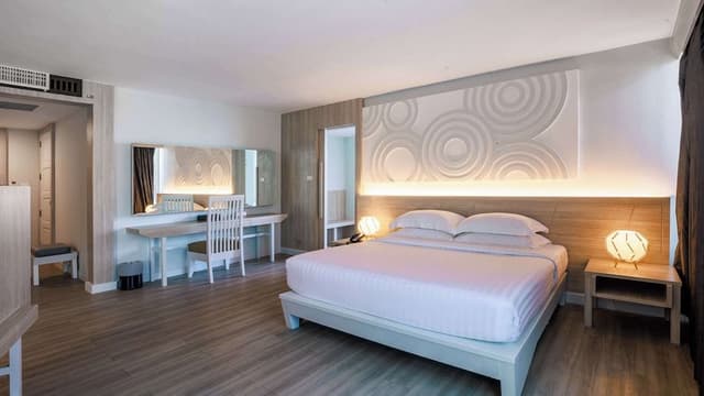 Suite, 1 King Bed, Non Smoking, City View