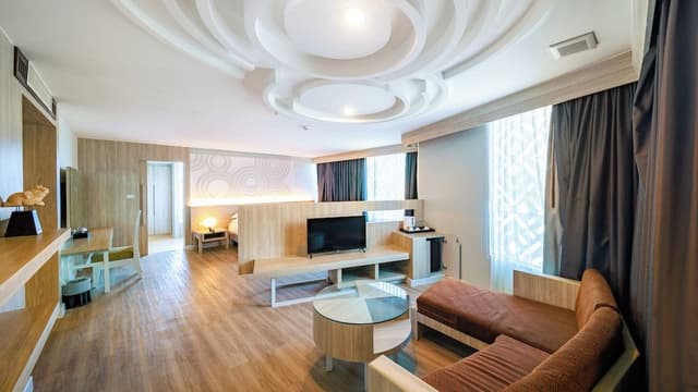 Suite, 1 King Bed, Non Smoking, City View