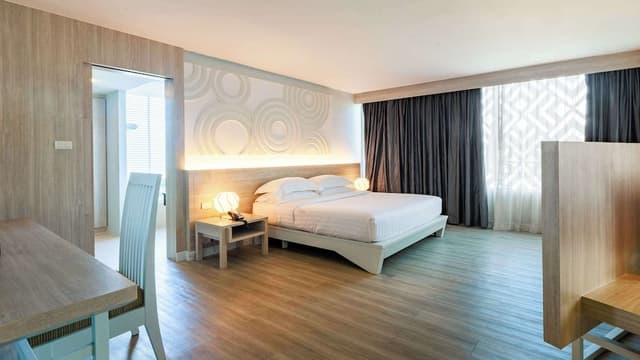 Suite, 1 King Bed, Non Smoking, City View