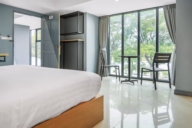 Deluxe Room, 1 King Bed, Lake View