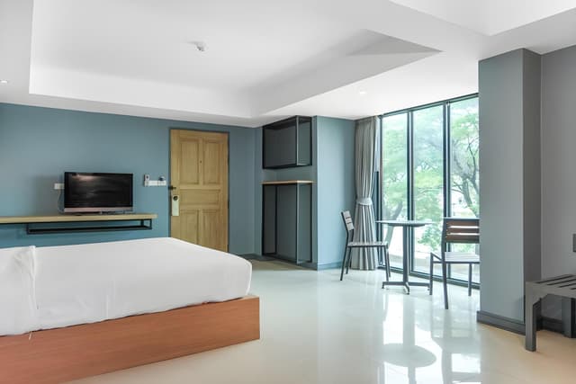 Deluxe Room, 1 King Bed, Lake View