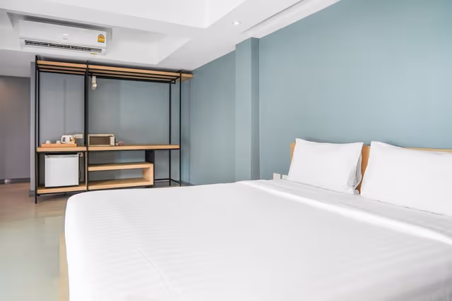Deluxe Room, 1 King Bed, Lake View