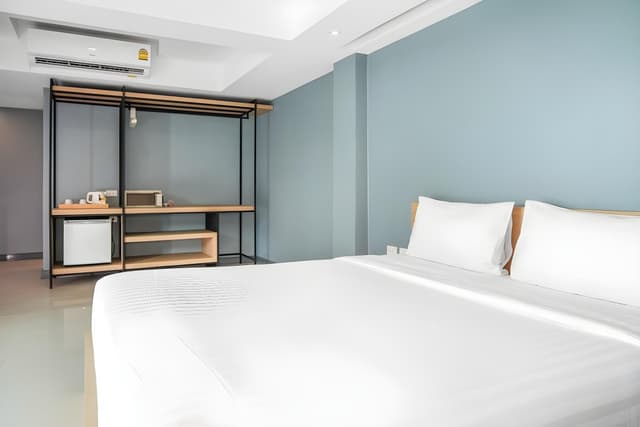 Deluxe Room, 1 King Bed, Lake View