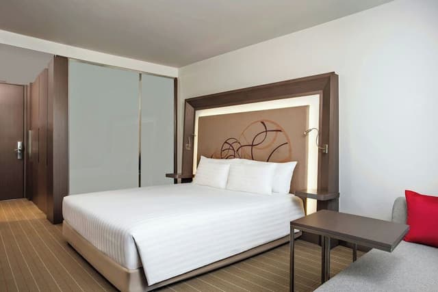 Premier Room, 1 King Bed, City View
