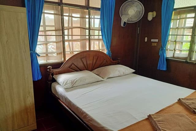 Bungalow Queen Bed with Fan