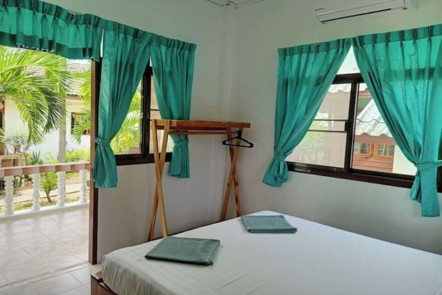 Seaside Bungalow Queen Bed