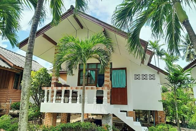Seaside Bungalow Queen Bed