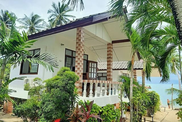 Seaside Bungalow Queen Bed
