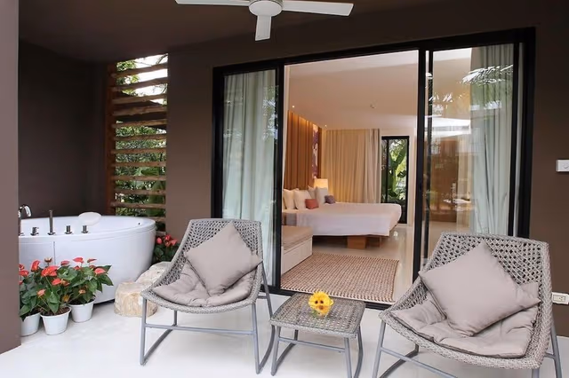 Grand Jacuzzi Pool Access