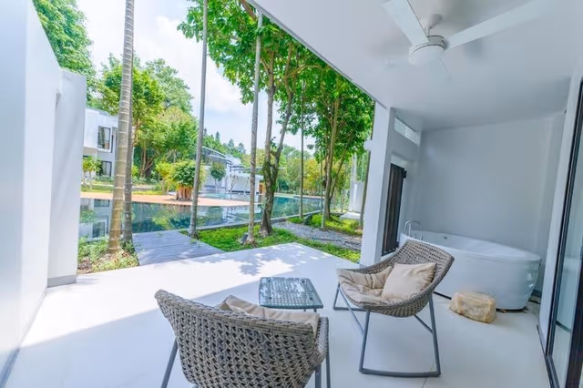 Grand Jacuzzi Pool Access