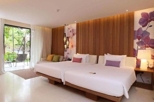 Grand Jacuzzi Pool Access