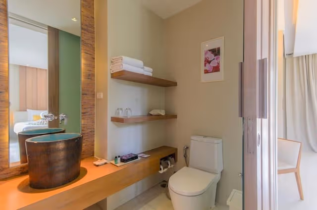 Grand Jacuzzi Pool Access