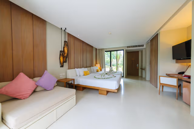 Grand Jacuzzi Pool Access