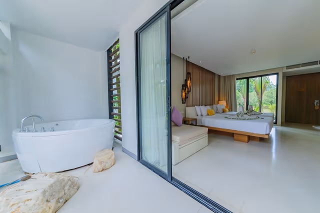Grand Jacuzzi Pool Access