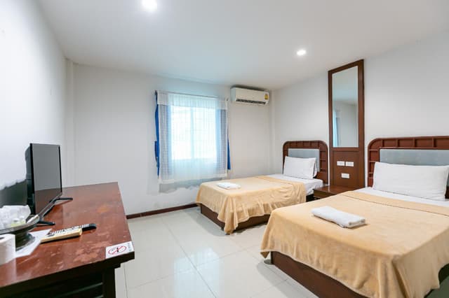 Standard Twin Beds Room