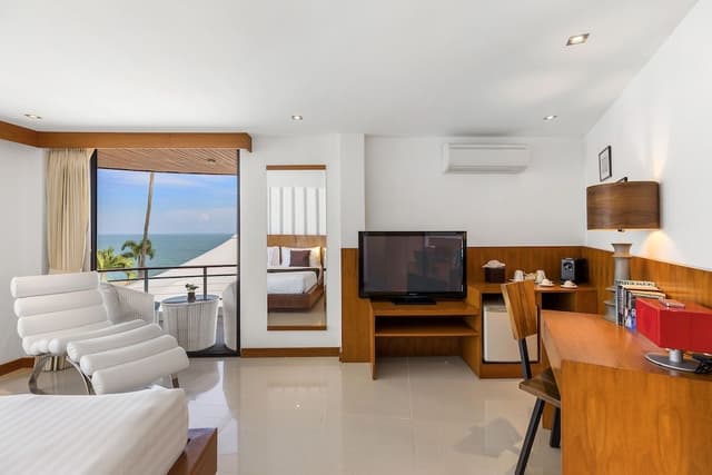 Front Deluxe Second Floor Room Seaview