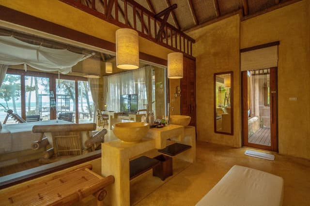 Beachfront Pool Villa Suite