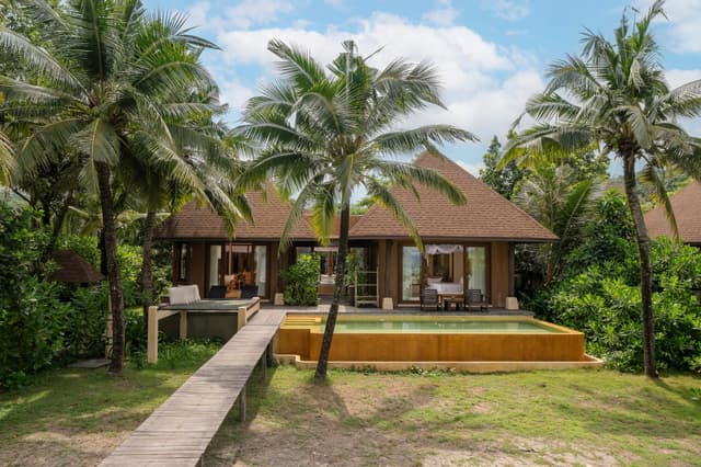 Beachfront Pool Villa Suite