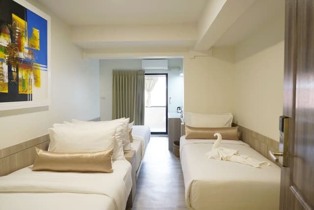 Deluxe Triple Room with Window