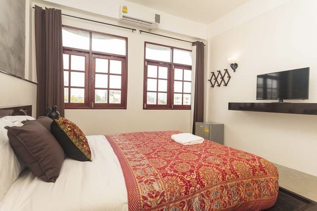 Deluxe Room with shared bathroom