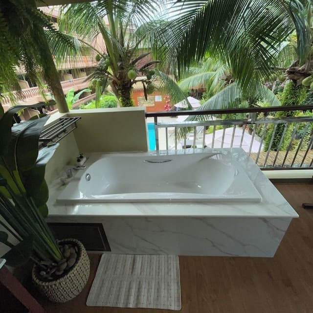 Deluxe Double Room, 1 Bedroom, Bathtub Grab Bars, Pool View