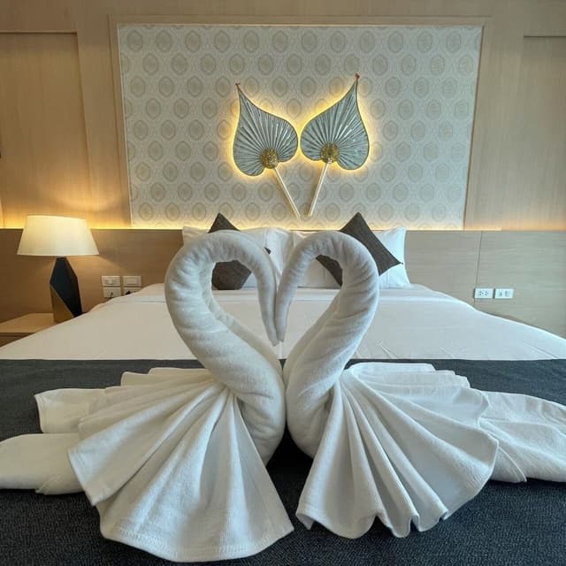Deluxe Double Room, 1 Bedroom, Bathtub Grab Bars, Pool View