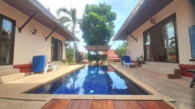 3 bedroom house with living room & kitchenette