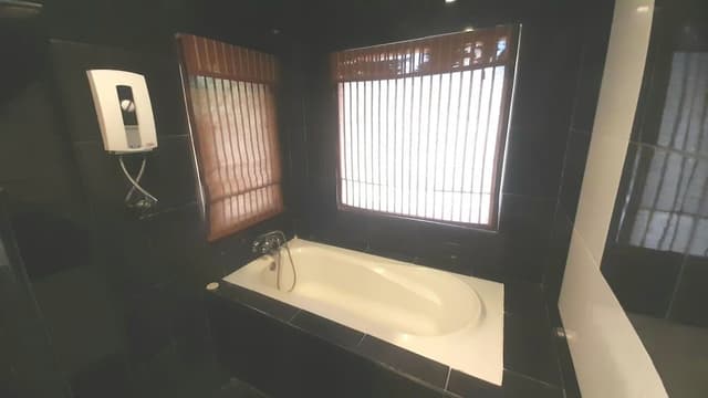 3 bedroom house with living room & kitchenette