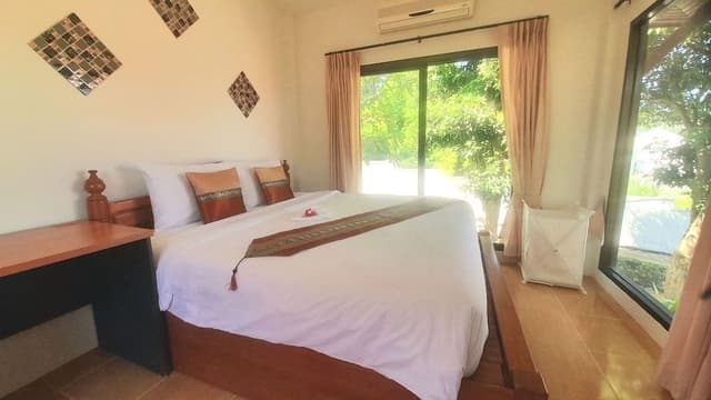 3 bedroom house with living room & kitchenette