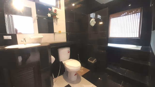 3 bedroom house with living room & kitchenette