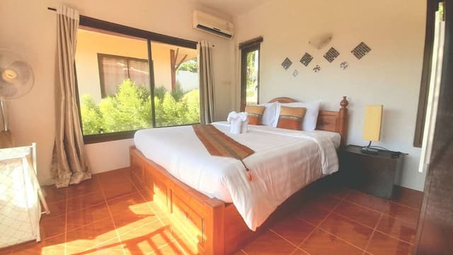 2 bedroom house with living room & kitchenette