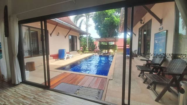 3 bedroom house with living room & kitchenette