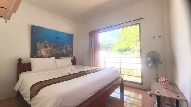 3 bedroom house with living room & kitchenette