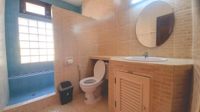 2 bedroom house with living room & kitchenette
